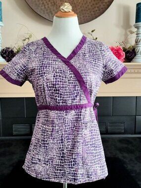 Koi Kathy Peterson Scrub Top S Purple Painterly V-Neck Adj Tie Waist Pockets